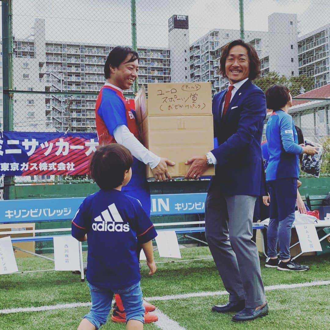 石川直宏さんのインスタグラム写真 - (石川直宏Instagram)「午後は深川グランドで行われた「第25回東京ガスサラリーマンミニサッカー大会」へ✨ . 今回は88チーム約800名の皆さんが参加⚽️🏃‍♀️🏃‍♂️💨 ご挨拶した後に、クラブスポンサーの皆様からご協賛いただいた商品の大抽選会♪ プレゼンターを務めさせていただきました🤝 . 白熱する試合も観戦👀 こちらでもたくさんの皆さんに声をかけていただきました🙌 2日目も怪我に気をつけて楽しんで下さいね♪ . #東京ガスサラリーマンミニサッカー大会  #サラミニ #fctokyo #FC東京 #tokyo #FC東京ファミリー #fctokyoclubcommunicator  #FC東京クラブコミュニケーター #CC」10月20日 23時36分 - sgss.18