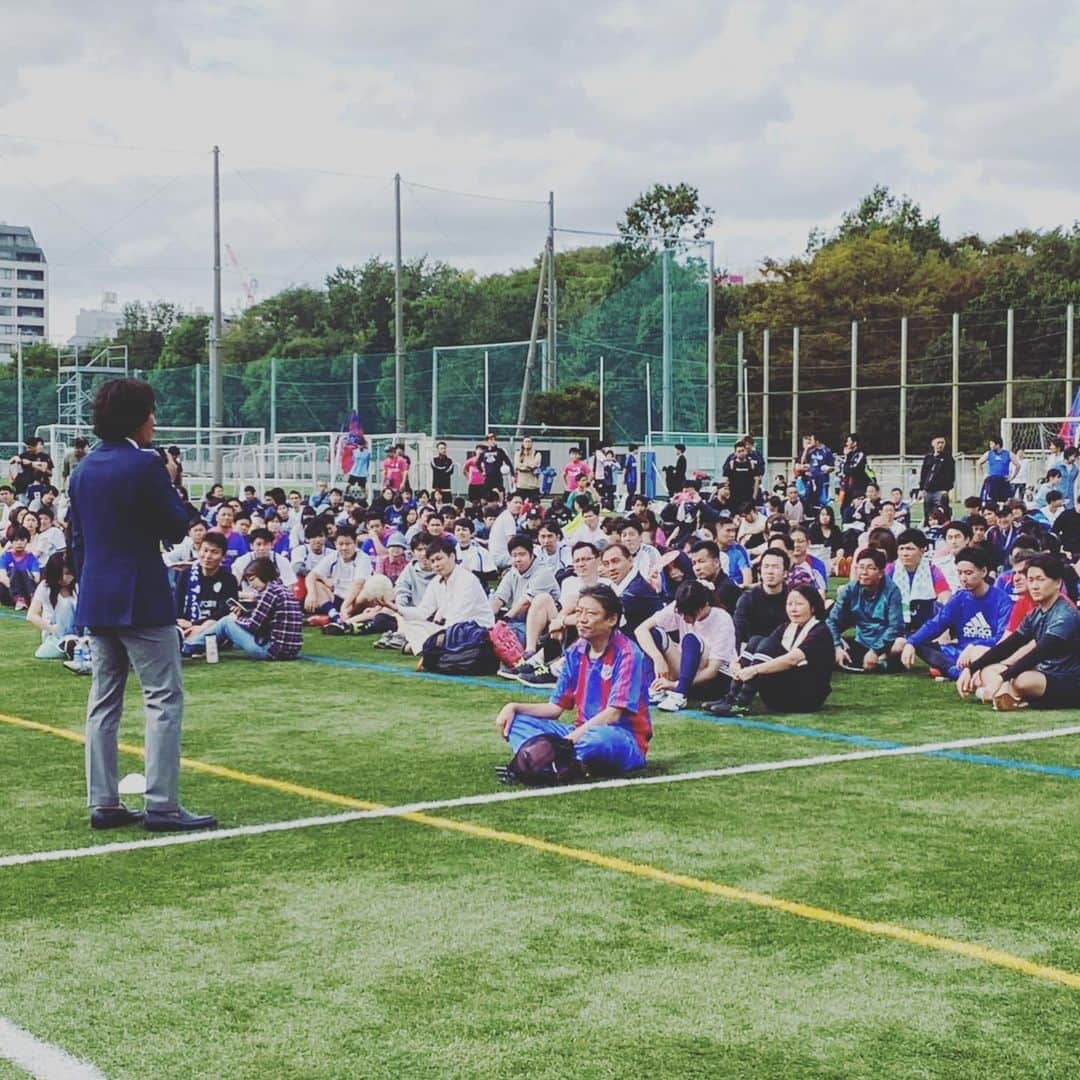 石川直宏さんのインスタグラム写真 - (石川直宏Instagram)「午後は深川グランドで行われた「第25回東京ガスサラリーマンミニサッカー大会」へ✨ . 今回は88チーム約800名の皆さんが参加⚽️🏃‍♀️🏃‍♂️💨 ご挨拶した後に、クラブスポンサーの皆様からご協賛いただいた商品の大抽選会♪ プレゼンターを務めさせていただきました🤝 . 白熱する試合も観戦👀 こちらでもたくさんの皆さんに声をかけていただきました🙌 2日目も怪我に気をつけて楽しんで下さいね♪ . #東京ガスサラリーマンミニサッカー大会  #サラミニ #fctokyo #FC東京 #tokyo #FC東京ファミリー #fctokyoclubcommunicator  #FC東京クラブコミュニケーター #CC」10月20日 23時36分 - sgss.18