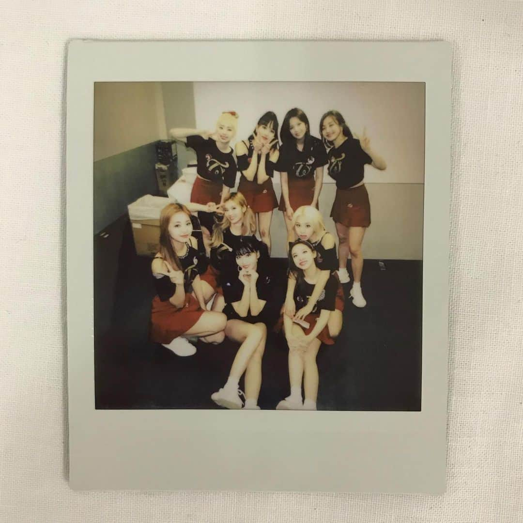 TWICEさんのインスタグラム写真 - (TWICEInstagram)「트와이스 원스 4주년 너무 축하하고 고마워서 올리는 사진 영상 🍓💕🌻 -챙」10月20日 23時38分 - twicetagram