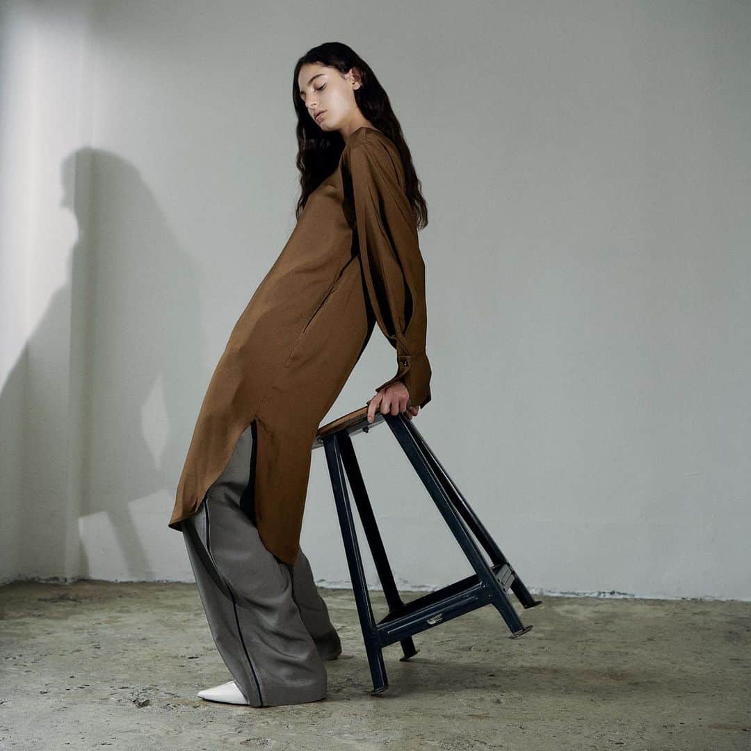 のインスタグラム：「2019 WINTER LOOK BOOK  One-piece¥28,000 d’un à dix Pants ¥18,000 d’un à dix  #enchainement#アンシェヌマン #enchainementunipointdemignon #アンシェヌマンユニポワンドミニョン #mignonetenchainement#ミニョンエアンシェヌマン #2019aw#dunadix#アナディス#fashion @enchainement_official」