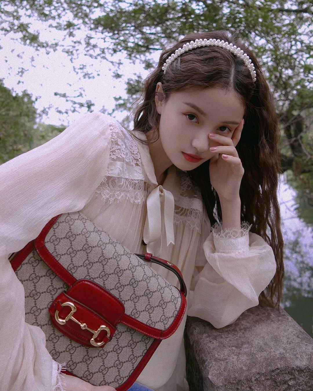 リン・シャオザイのインスタグラム：「Lovely lovely gift from @gucci ✨🌟」