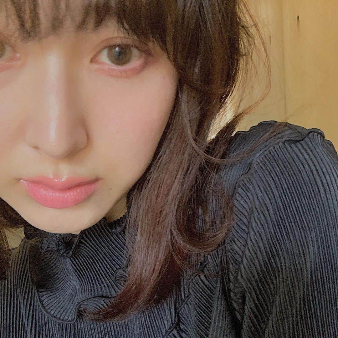 吉河唯さんのインスタグラム写真 - (吉河唯Instagram)「急に無性〜〜に pink lipにしたくなったのでshuにて 💄 ラッカーシャイン LS BG 925 @shuuemura  でもよく見たら品番はbeigeだった🤷🏻‍♀️ (3枚目は色味加工してない写真！pinkだよね？ね？笑) かわいい色〜〜つやつや〜ひゃほ〜 〜・〜・〜・〜・〜・〜・〜・〜・〜・〜・〜 #cosmetics #lip #makeup  #shuuemura」10月20日 18時13分 - yui_yoshikawa