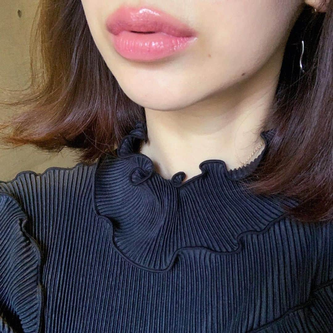 吉河唯さんのインスタグラム写真 - (吉河唯Instagram)「急に無性〜〜に pink lipにしたくなったのでshuにて 💄 ラッカーシャイン LS BG 925 @shuuemura  でもよく見たら品番はbeigeだった🤷🏻‍♀️ (3枚目は色味加工してない写真！pinkだよね？ね？笑) かわいい色〜〜つやつや〜ひゃほ〜 〜・〜・〜・〜・〜・〜・〜・〜・〜・〜・〜 #cosmetics #lip #makeup  #shuuemura」10月20日 18時13分 - yui_yoshikawa