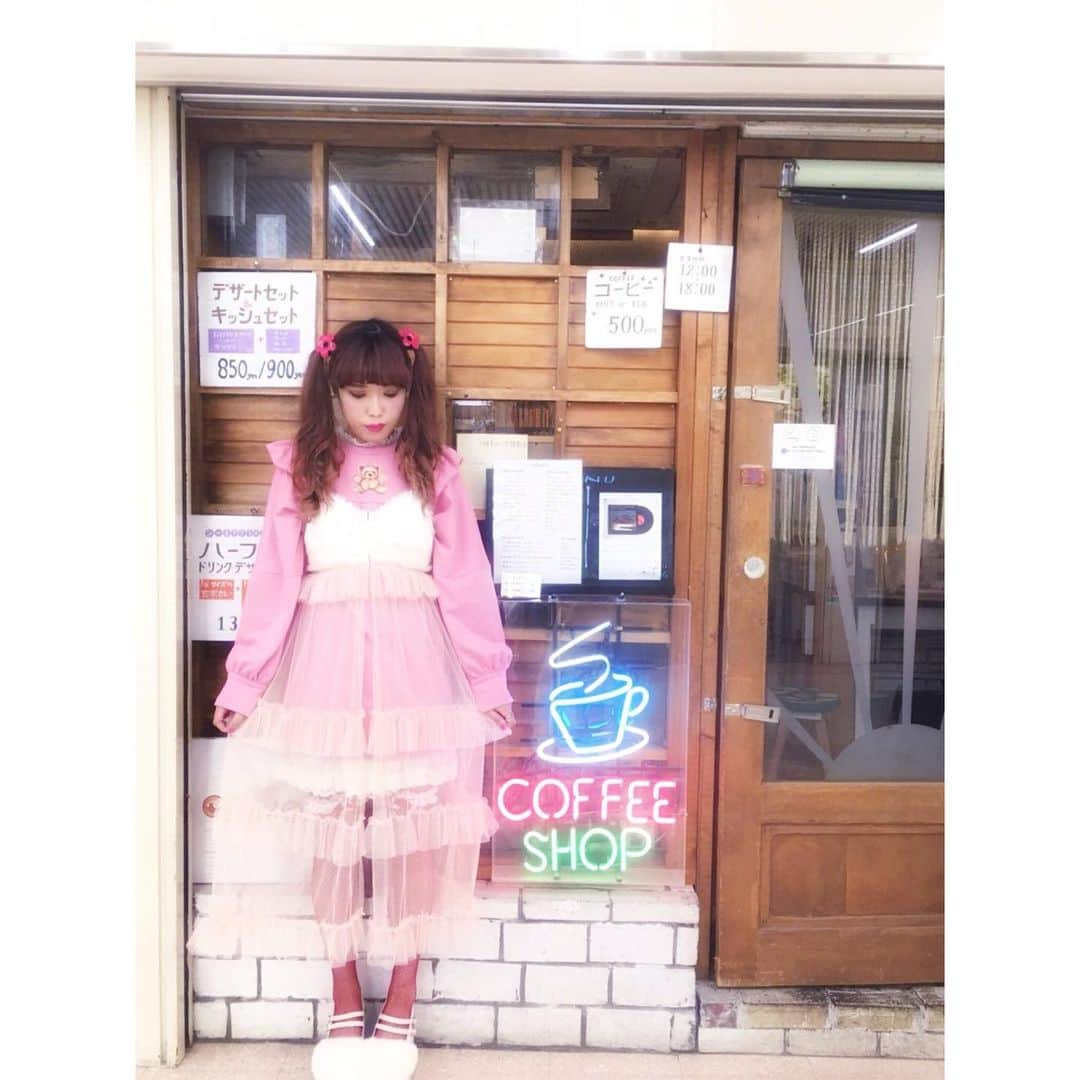 大石蘭さんのインスタグラム写真 - (大石蘭Instagram)「ハロウィンシーズンということで 『Paradise Kiss』の 櫻田実和子ちゃんを意識した ファッションにしてみました🌼 ヒントなしでわかった人はすごい… 実和子のファッションとキャラ大好きですが、 私自身の性格は完全に紫タイプです。 メイクのこだわりは 元々顔が薄いので 二重ラインに影を描いたりまつげを上下長めにマスカラたっぷりつけたのと 唇をピンクでオーバーリップにしたことです！💋 . 今日も似顔絵個人面談ありがとうございました❤︎ 幅広い出会いがあって嬉しいです。 一方で、バラバラに来てくれたお客様なのに 似たような話題が何度も出てシンクロニシティを感じたり。 また来月もできたらと思うので、 ぜひチェックしてください❤︎ . . #ハロウィン #プチ仮装 #ツインテール #ピンク #dearmylove #原宿 #ファッション #harajuku #harajukucafe #cosplay #manga #coffeeshop」10月20日 18時27分 - wireless_ran