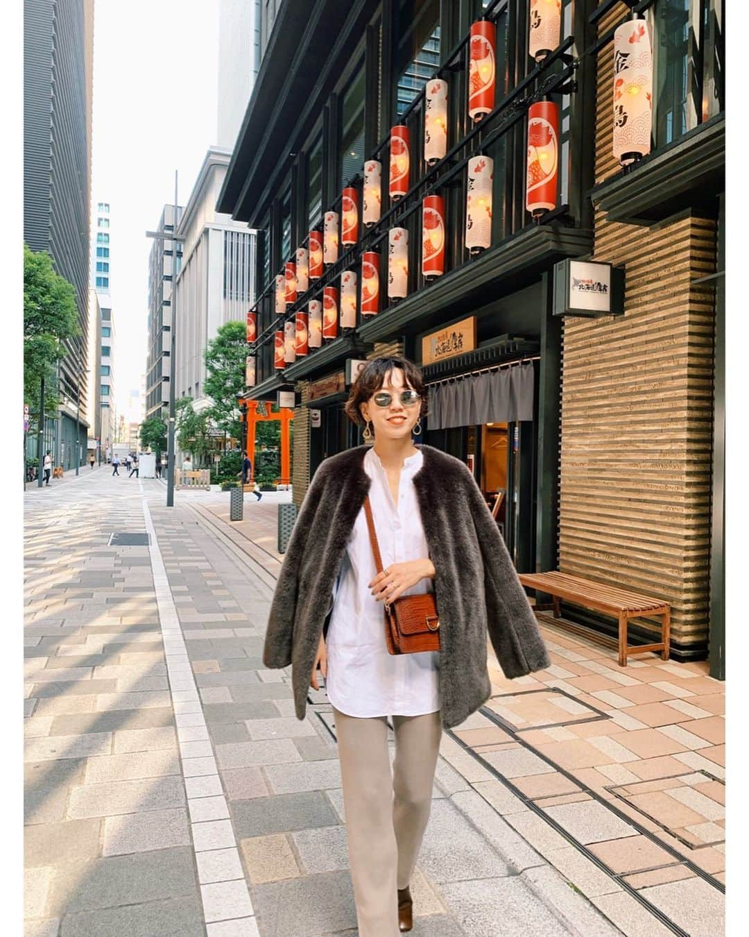 23区さんのインスタグラム写真 - (23区Instagram)「﻿ #23KU_DAYS 🚶‍♂️to  NIHOMBASHI﻿ ﻿ ﻿ 観光スポットとしても人気なちょうちん通りで﻿ お土産探しにぶらりと散策。﻿ ﻿ 軽くて動きやすいエコファーショートコートは﻿ 羽織るだけで遊び心とトレンド感を取り入れられる﻿ 旬顔なアイテム👌🏻🧡﻿ ﻿ ﻿ ﻿ ﻿ ﻿ ﻿ -------------------------------------------------﻿ ﻿ #23KU_DAYS_NIHOMBASHI #23区 #23區 #MYSTANDARD23 #NIHOMBASHI  #fashion #style #code #coordinate #coat #RAFFINATA﻿ #エコファー #エコファーコート #ベーシックコーデ ﻿ #日本橋  #コーデ #コーディネート」10月20日 18時19分 - 23ku_official