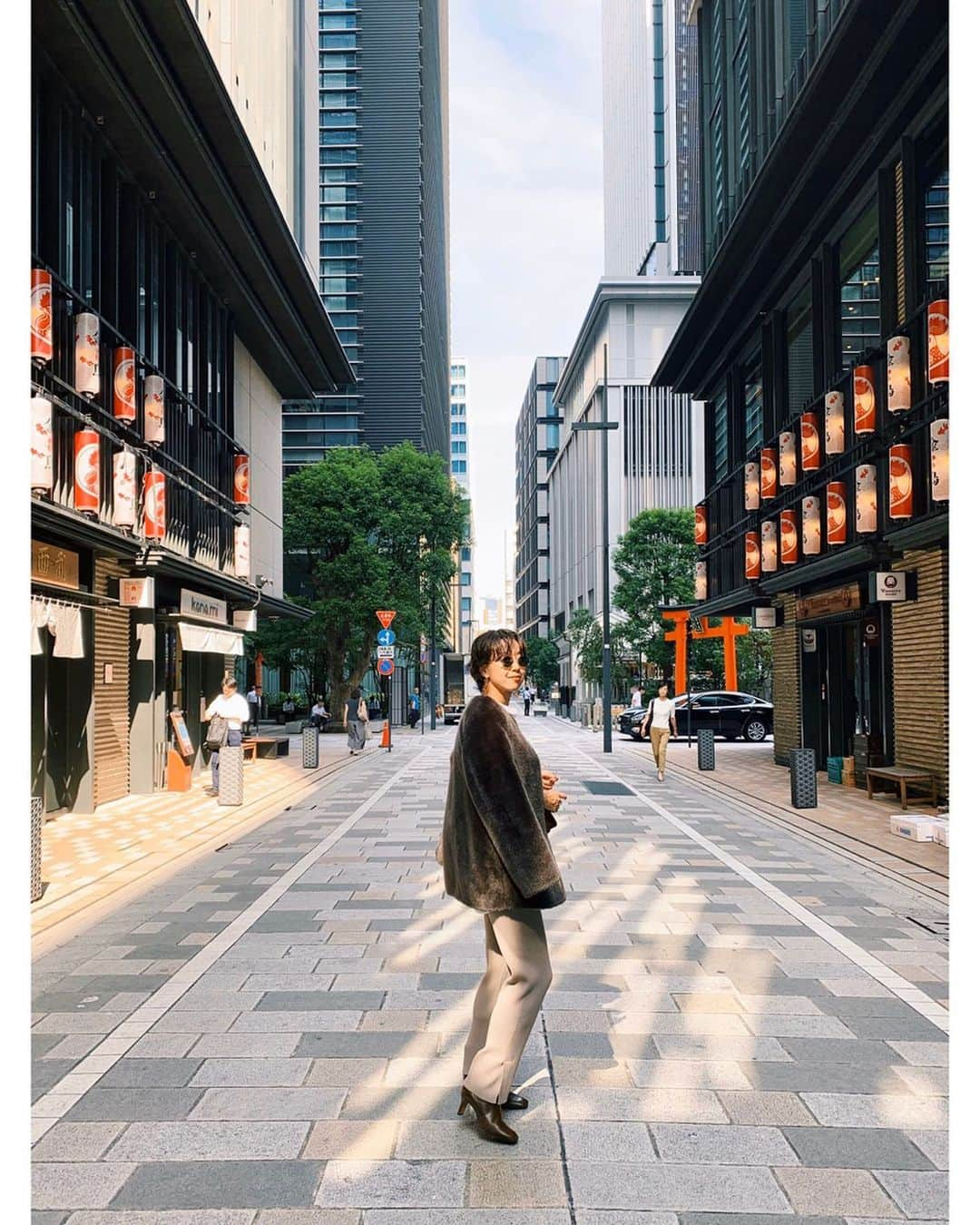 23区さんのインスタグラム写真 - (23区Instagram)「﻿ #23KU_DAYS 🚶‍♂️to  NIHOMBASHI﻿ ﻿ ﻿ 観光スポットとしても人気なちょうちん通りで﻿ お土産探しにぶらりと散策。﻿ ﻿ 軽くて動きやすいエコファーショートコートは﻿ 羽織るだけで遊び心とトレンド感を取り入れられる﻿ 旬顔なアイテム👌🏻🧡﻿ ﻿ ﻿ ﻿ ﻿ ﻿ ﻿ -------------------------------------------------﻿ ﻿ #23KU_DAYS_NIHOMBASHI #23区 #23區 #MYSTANDARD23 #NIHOMBASHI  #fashion #style #code #coordinate #coat #RAFFINATA﻿ #エコファー #エコファーコート #ベーシックコーデ ﻿ #日本橋  #コーデ #コーディネート」10月20日 18時19分 - 23ku_official