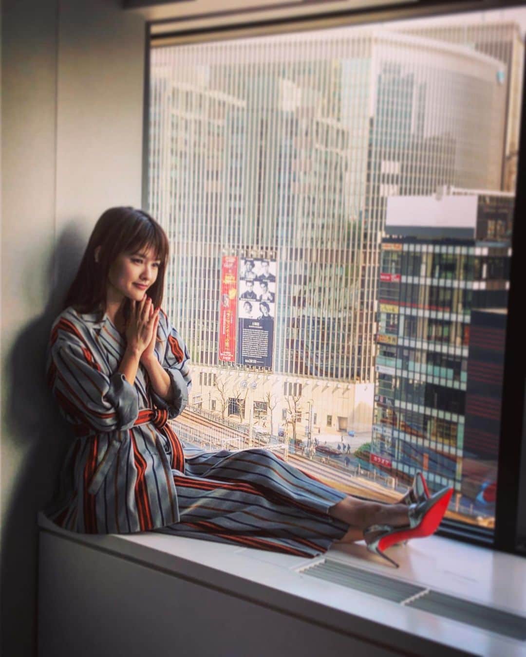 昆夏美のインスタグラム：「. 先日、多くの媒体さんに 「ロカビリージャック」についての 取材をしていただきました！ 作品のこと、私の経歴、私自身のこと 語っておりますので チェックしてみてくださーい！ . すでに出ているものについては 私のツイッターにリツイートをしてます！ まだ出ていないものについては、 またお知らせさせてください😊 . 衣装 @goldy_jp  @rpko_official」