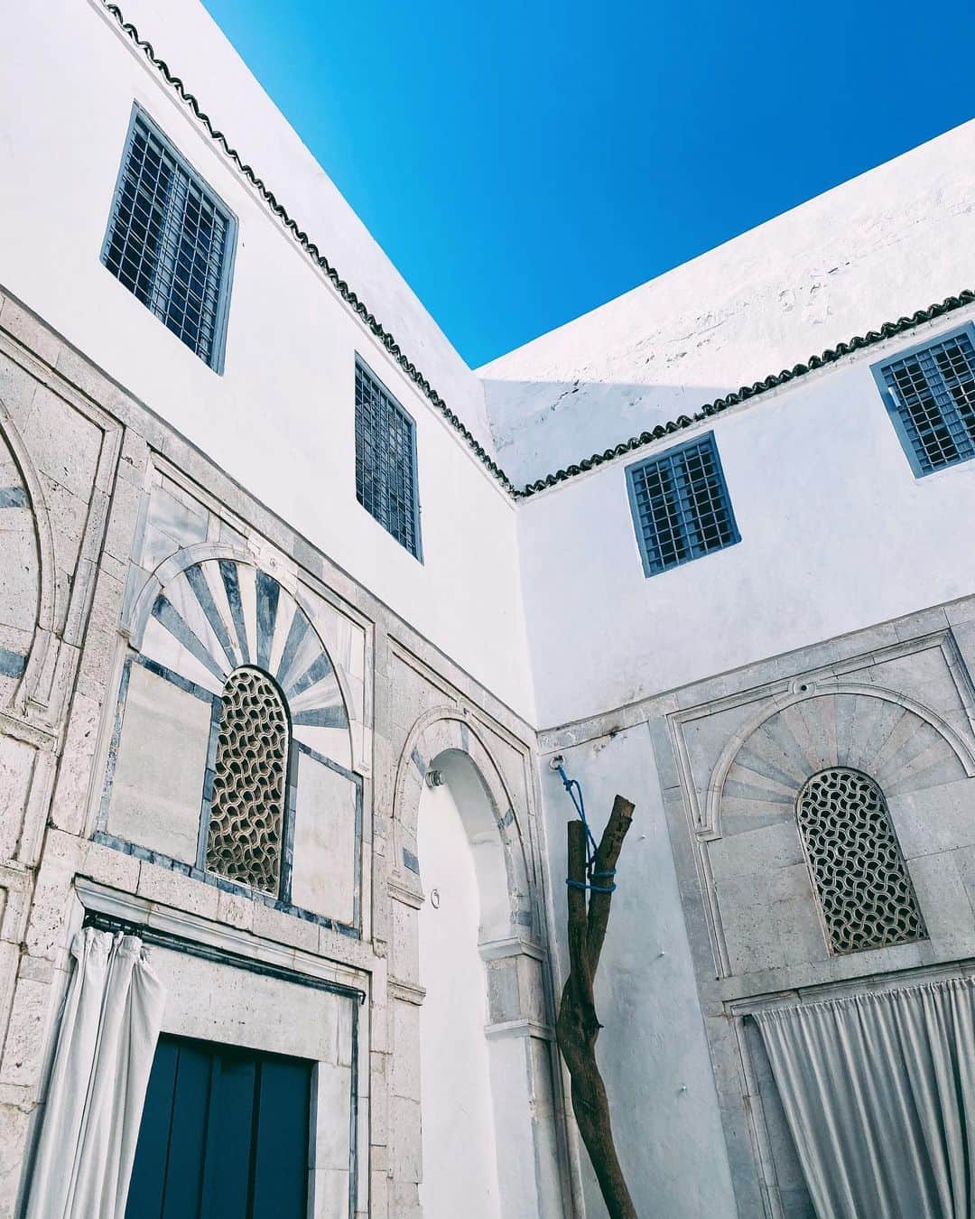 カロリーヌ・ド・メグレのインスタグラム：「Médina de Tunis @yvesmarbrier 💙🇹🇳 #ComeToTunisia」