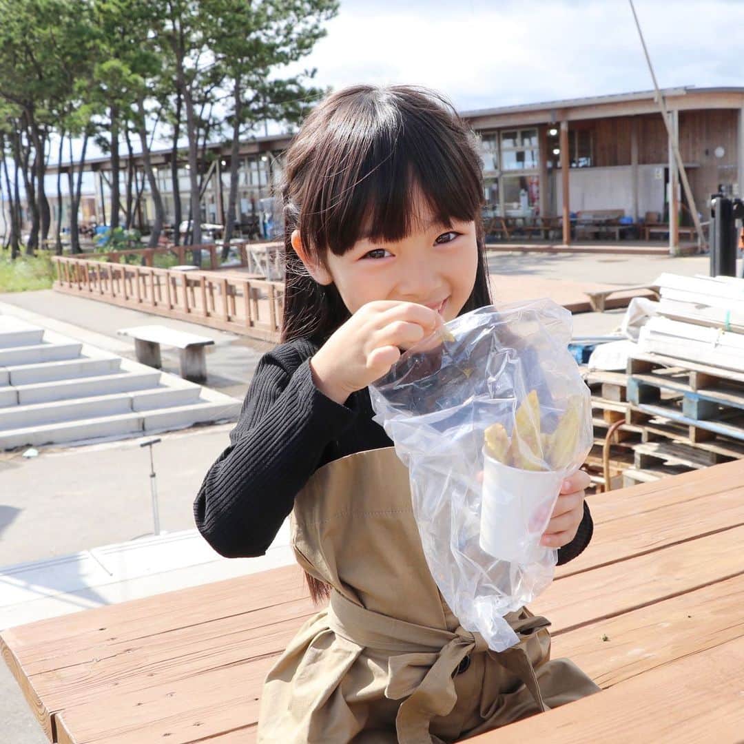 Akiのインスタグラム：「10/20 ・ うっかり1週間も投稿してませんでしたが 元気です👧🏻 ・ ・ 漁港の朝市で カツオ1本丸ごと買ってみたり🐟 ・ 大学芋的なさつまいもスティックを 食べていたら 低空飛行のカモメに狙われたり← ・ ・ 娘と旦那が2人で ポケモンガオーレ？のゲームに ハマっていたり ・ #母ちゃん全然ついていけてない ・ ・ 本当全然なんてことない動画なんだけど ただひたすらに ボタンを押す娘がシュール過ぎたので 皆さんにお届け👧🏻← ・ ・ ・ ・」