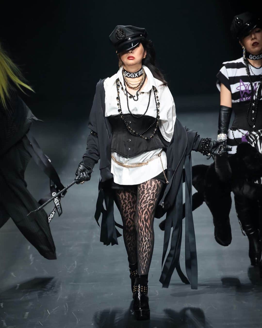 Fashionsnap.comさんのインスタグラム写真 - (Fashionsnap.comInstagram)「【東コレ取材】デザイナーAKIが手掛ける「ガッツ ダイナマイト キャバレーズ」が、「Rakuten Fashion Week TOKYO 2020 S/S」期間中に約6年ぶりとなるランウェイショーを開催。スポーツテイストの新ライン「GCGX」も発表しました。モデルには、プロレスラーの武藤敬司や清宮海斗、新日本プロレス会長の木谷高明、女優の美保純などが登場。武藤敬司がランウェイのトップで決めポーズをとると、観客からは拍手が送られました。ショーを終え、武藤は「プロレスの入場と違い、戦いがないので気分が楽でリラックスして楽しく歩けた」と振り返りました。 #東コレ20年春夏 #RakutenFWT #GUTSDYNAMITECABARETS」10月20日 18時40分 - fashionsnapcom