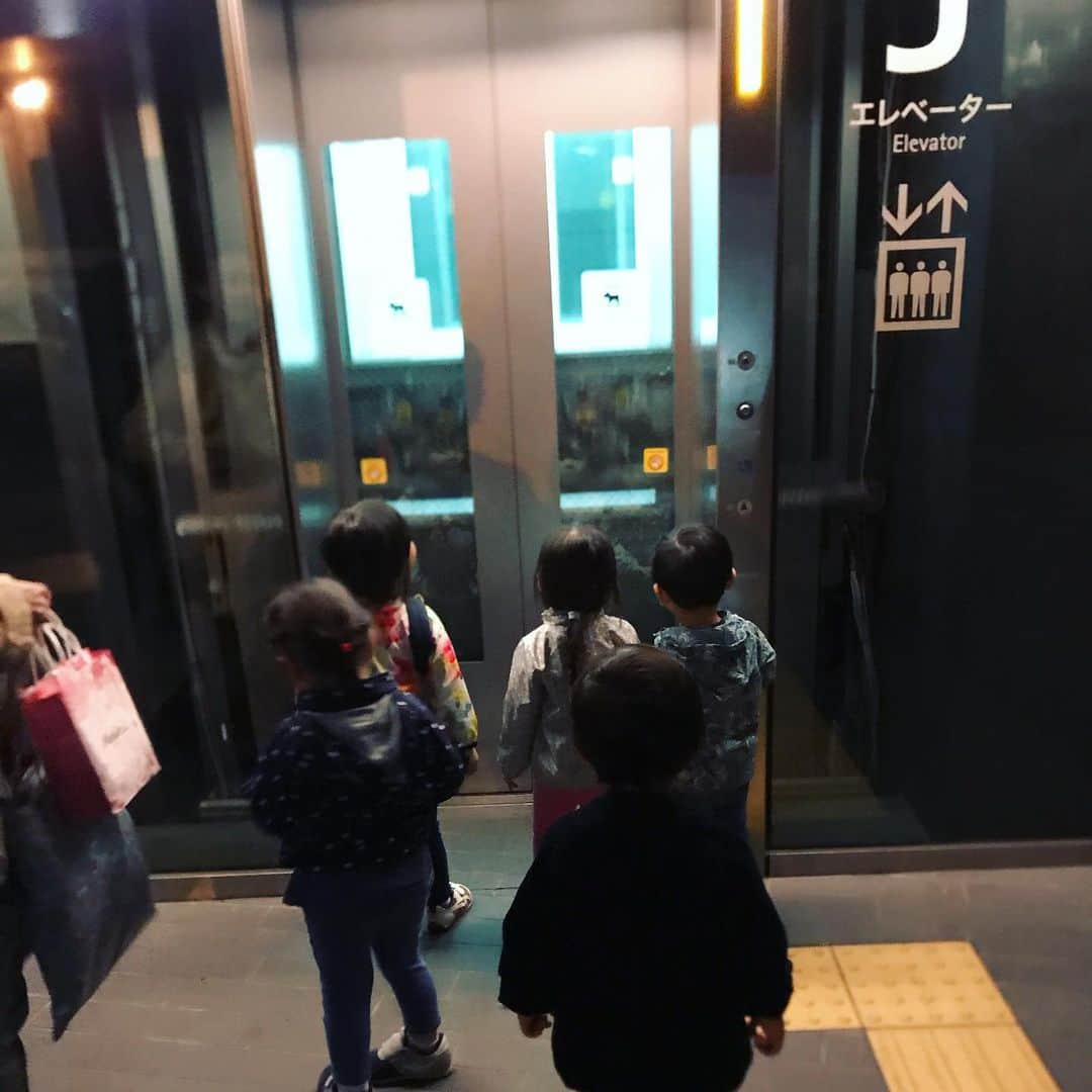 大西暁子さんのインスタグラム写真 - (大西暁子Instagram)「保育園のお友達とみんなで晩ご飯🧡﻿ その前に予約時間までひと遊びー✨﻿ ﻿ ごはん中は塗り絵をしたり﻿ テーブルの上ごちゃごちゃーしたり←たま🙄﻿💦 それぞれのスタイルで楽しんでいたが﻿ ﻿ お外ではみんなべったり。笑﻿ みーんな一緒🥰﻿ 保育園で培われた団体行動が本当に可愛いかった🧡﻿ ﻿ #夕方の公園の躍動感よ﻿ #子供達が集まるそれだけでメルヘン感❤️」10月20日 18時40分 - akiko_onishi11