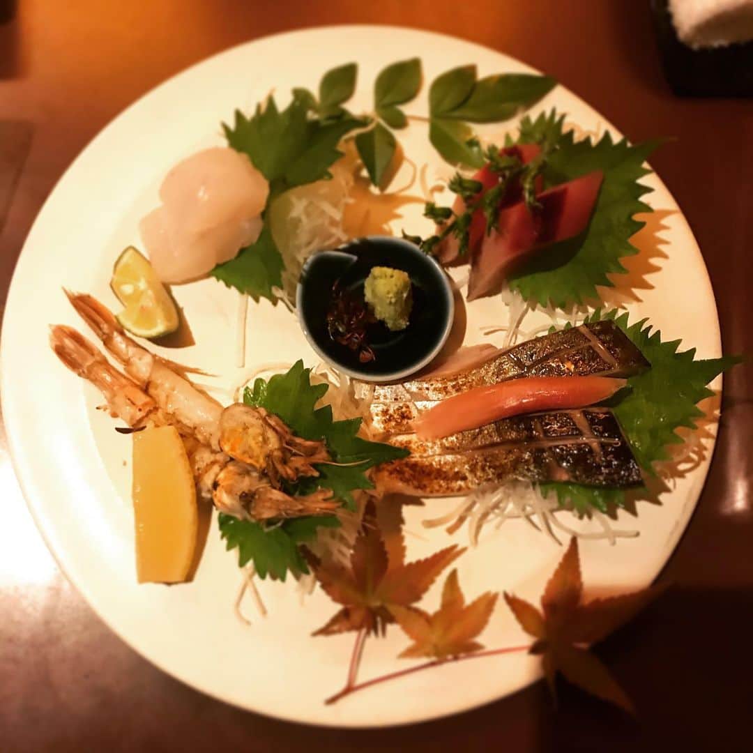 松谷ヒロキのインスタグラム：「なんか、最近食べた美味しいやつ！ 魚を、一口サイズに切り分けた、あの、ほら。なんつったっけ。  Something delicious recently eaten!  Ah, that fish is cut into bite sizes.  What was it?  #sashimi  #円スタグラム #art #lights  #food #iPhone7plus #focus #cool #kawaii #japanese #comedian #tokyo #japan #love #instagood #instalike #webstagram #follow #followme #followforfollow #写真 #アート」
