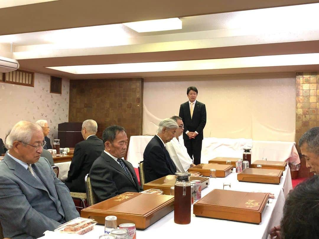 足立康史さんのインスタグラム写真 - (足立康史Instagram)「今日は、素盞嗚尊神社の秋季例大祭https://twitter.com/adc9osk/status/1185728055701979137?s=21 に参列した後、茨木に移動し「第３８回つながりまつり」、池田市での「はぐはぐ１０周年記念」、亀之森住吉神社の秋例祭、一家だんらん豊川地区体育祭、郡神社秋祭り、小野原春日神社秋季例大祭にうかがい地域の皆様とご一緒に楽しく有意義な一日を過ごすことができました！明日から国会ですが、茶番劇を足下に踏み越えながら頑張ってまいります！」10月20日 18時53分 - adachiyasushi