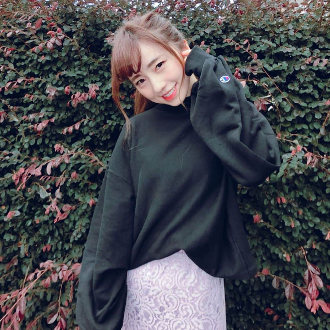 早川愛さんのインスタグラム写真 - (早川愛Instagram)「大好きなコストコに行ってきたよ💗﻿ ﻿ お目当てのマロンのソフトクリームおいしかった🍦💕💕 ﻿ ﻿ 大好きなチキンベーコンシーザーサラダと﻿ 何気にお初のシュリンプチョレギサラダも買ったから野菜不足解消🥗❣️ ﻿ ﻿ ﻿ #コストコ多摩境﻿ #コストコ﻿ #コストコ購入品﻿ #シーザーサラダ﻿ #チョレギサラダ﻿ #ソフトクリーム﻿ 値上がりしていたような？﻿ #costco」10月20日 18時45分 - megumegu_1006