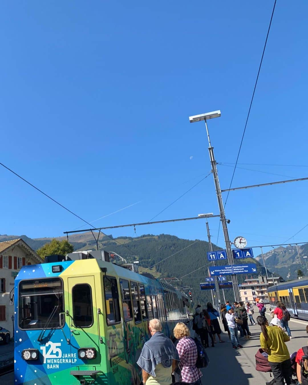 蘭舞ゆうさんのインスタグラム写真 - (蘭舞ゆうInstagram)「🚋🏔🚋🗻 旅の思い出。(日本にもういるよ) スイスでの山登り。 山を越え、これは2つ目の駅。 後ろに写ってる山に登りました！半袖だけど、山は雪だらけでめちゃくちゃ寒かった🥶この駅は小さいレストランもあるから食事もできて最高！何より、空気が綺麗！ #korean#japan#2019#일상#데일리#ranma#switzerland#らんまの旅」10月20日 18時46分 - ranma_yu