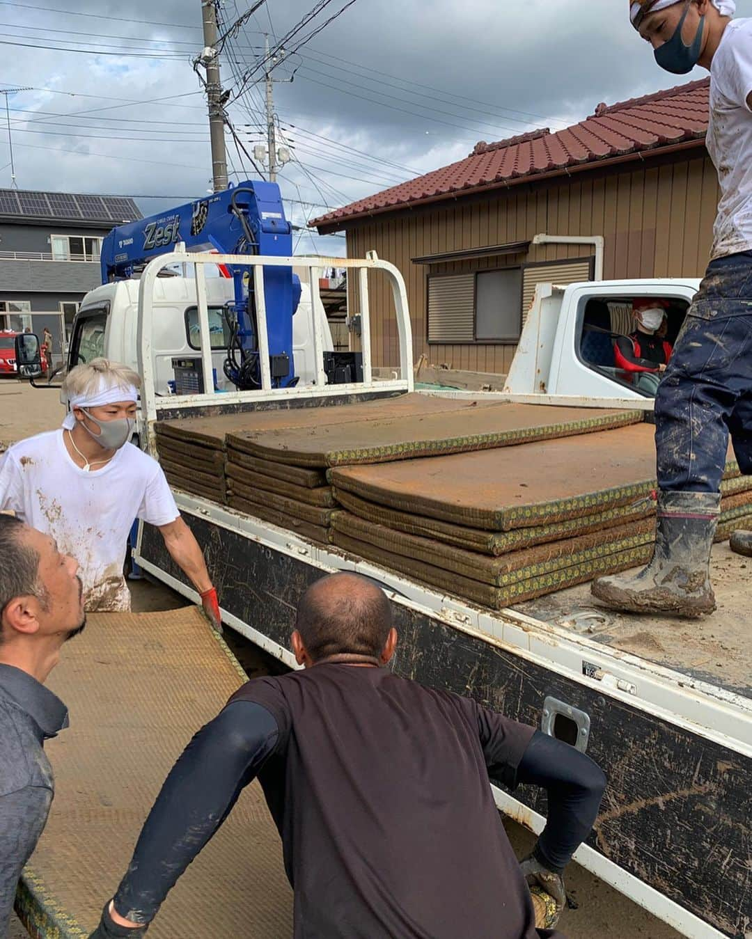 城戸康裕さんのインスタグラム写真 - (城戸康裕Instagram)「今日は、先日の台風19号で被災された、栃木県佐野市大橋町にボランティア行ってきた☆ ・ パンツスポンサーして頂いてるエコ革さんとオタケちゃんと👍 ・ 水を吸ってる畳があんなに重いとは思わなかった💦 ・ 腕マジでパンパン💦 ・ #まだまだみんなの力が必要！ #みんなで関心を持って支援活動しよう！ @yitengfansan @k1takeru  #栃木県 #佐野市 #台風19号」10月20日 19時00分 - yasuhiro.kido