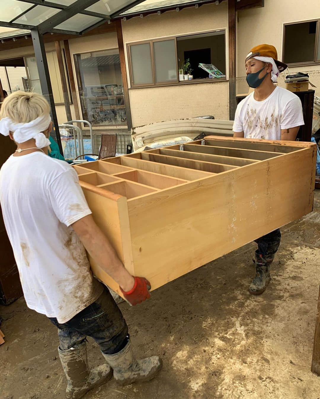 城戸康裕さんのインスタグラム写真 - (城戸康裕Instagram)「今日は、先日の台風19号で被災された、栃木県佐野市大橋町にボランティア行ってきた☆ ・ パンツスポンサーして頂いてるエコ革さんとオタケちゃんと👍 ・ 水を吸ってる畳があんなに重いとは思わなかった💦 ・ 腕マジでパンパン💦 ・ #まだまだみんなの力が必要！ #みんなで関心を持って支援活動しよう！ @yitengfansan @k1takeru  #栃木県 #佐野市 #台風19号」10月20日 19時00分 - yasuhiro.kido