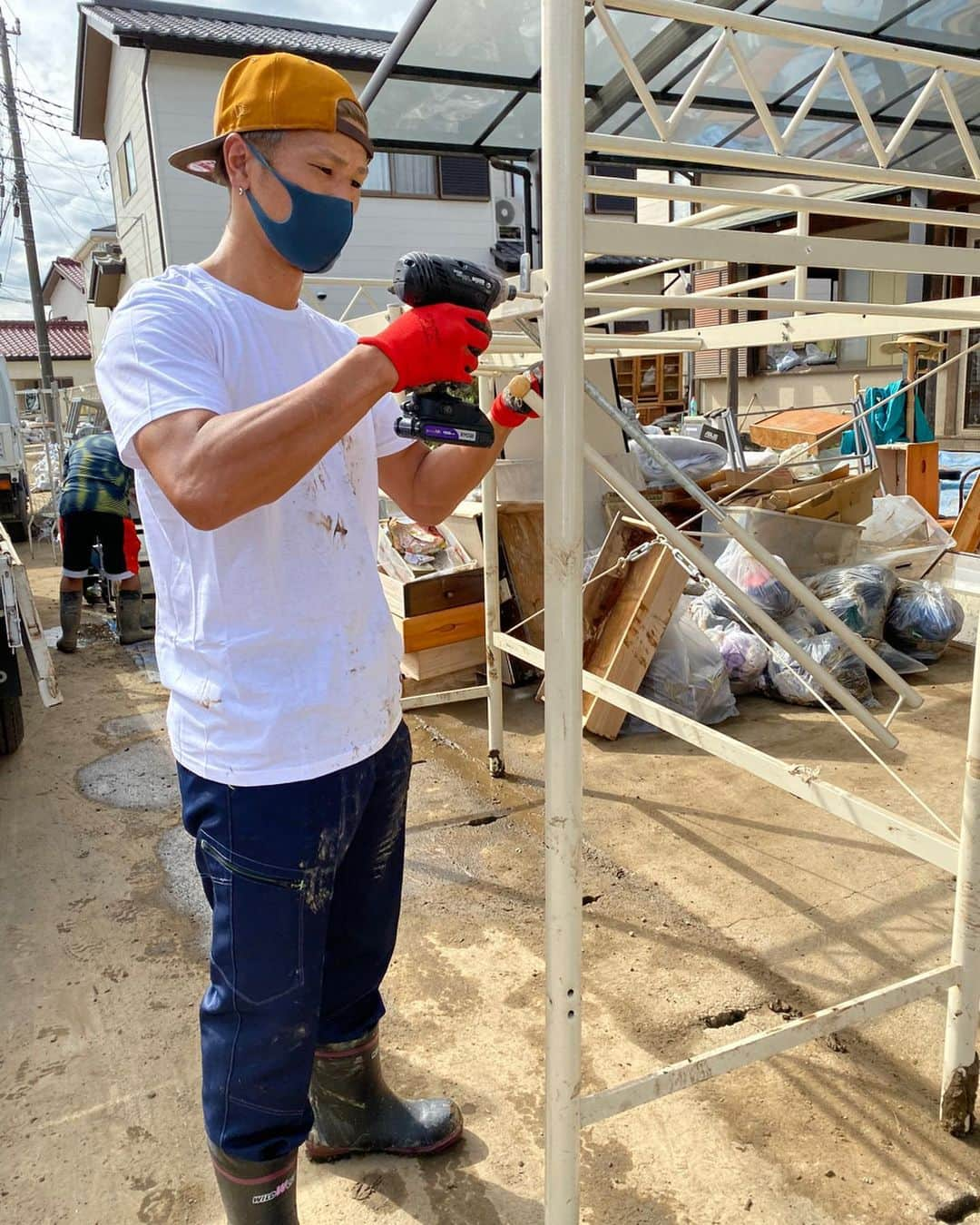 城戸康裕さんのインスタグラム写真 - (城戸康裕Instagram)「今日は、先日の台風19号で被災された、栃木県佐野市大橋町にボランティア行ってきた☆ ・ パンツスポンサーして頂いてるエコ革さんとオタケちゃんと👍 ・ 水を吸ってる畳があんなに重いとは思わなかった💦 ・ 腕マジでパンパン💦 ・ #まだまだみんなの力が必要！ #みんなで関心を持って支援活動しよう！ @yitengfansan @k1takeru  #栃木県 #佐野市 #台風19号」10月20日 19時00分 - yasuhiro.kido