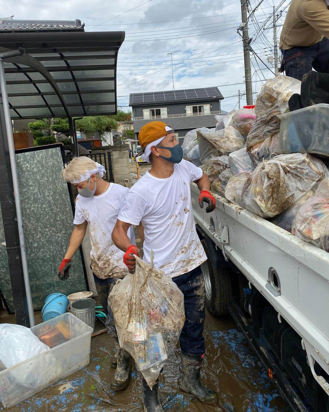 城戸康裕さんのインスタグラム写真 - (城戸康裕Instagram)「今日は、先日の台風19号で被災された、栃木県佐野市大橋町にボランティア行ってきた☆ ・ パンツスポンサーして頂いてるエコ革さんとオタケちゃんと👍 ・ 水を吸ってる畳があんなに重いとは思わなかった💦 ・ 腕マジでパンパン💦 ・ #まだまだみんなの力が必要！ #みんなで関心を持って支援活動しよう！ @yitengfansan @k1takeru  #栃木県 #佐野市 #台風19号」10月20日 19時00分 - yasuhiro.kido