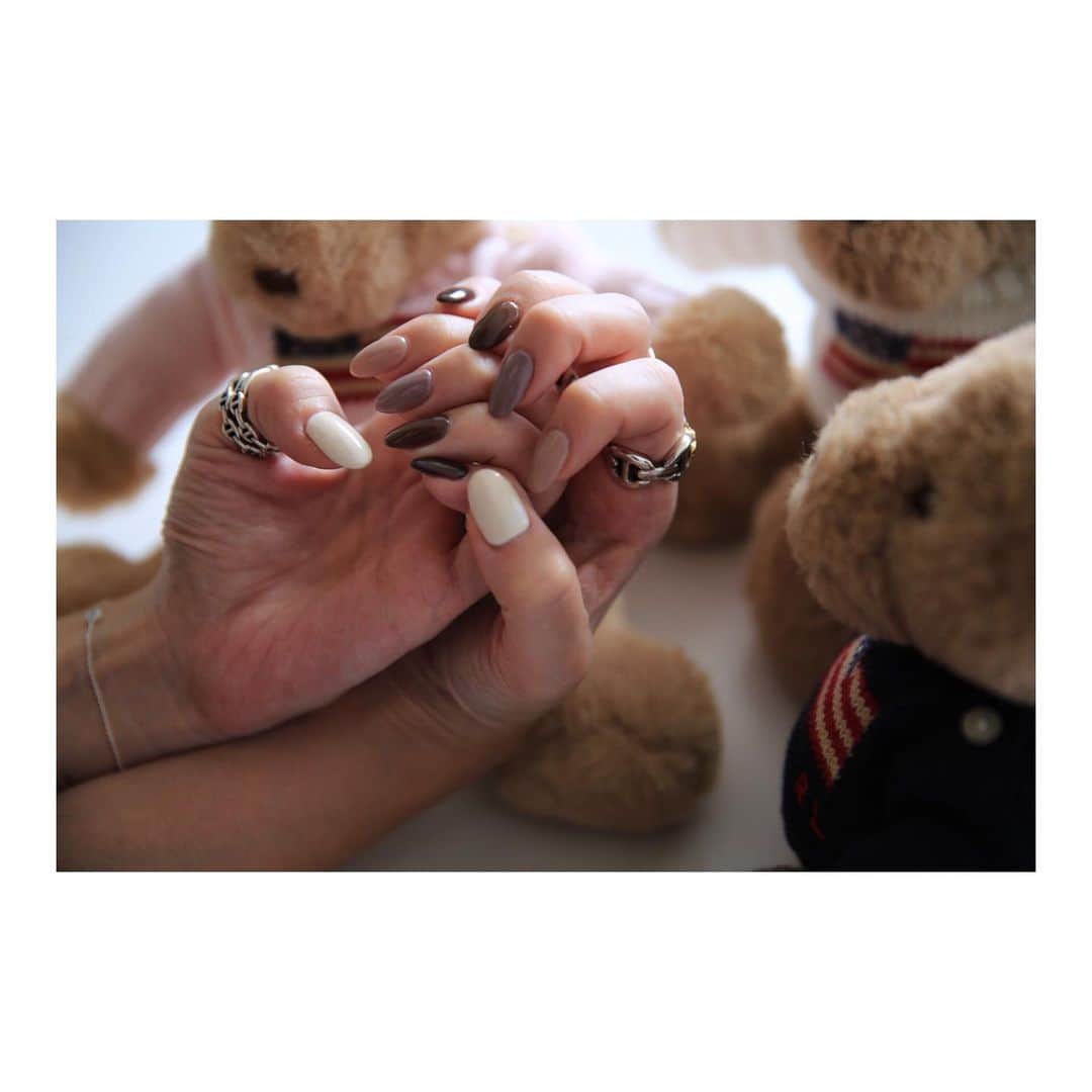 のインスタグラム：「ㅤㅤㅤㅤㅤㅤㅤㅤ ㅤㅤㅤㅤㅤㅤㅤㅤ 今月のネイル💅❤︎ ㅤㅤㅤㅤㅤㅤㅤㅤ 🧸🧸🧸 ㅤㅤㅤㅤㅤㅤㅤㅤ ㅤㅤㅤㅤㅤㅤㅤㅤ  #一眼レフ#ファインダー越しの私の世界#単焦点#単焦点#ネイル#ネイルチェンジ#ジェルネイル#ネイルアート#nail#nail art#今月のネイル#シンプル#シンプルネイル#simple#ネイルアーティスト#instagood#ig#♥️#♥#くすみカラー#くすみネイル #ホーセンブース　#秋カラー#秋カラーネイル#テディベア#RH#RonHerman#ロンハーマン#tiffany」