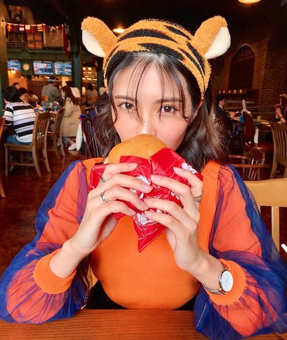 のインスタグラム：「食べすぎ注意⚠️ 今日のラグビーもポテト食べながら見る🍟♥️ ちなみにこの時着てたニットは @jouetie_official のもの🌈 袖がめちゃんこ可愛くてお気に入り🌹🌹🌹 ・ #ディズニーシー #disney #disneysea #autumn #シースルーバング #秋メイク #hairstyle #disneyland #ディズニーコーデ #ハロウィン #halloween #codenate #outfit #ootd #fashion #ニット #orange #photography #selfie #instagram #instafashion #instagood #instalike #相互フォロー #followforfollowback #likeforlikes #ビジョビジョ」