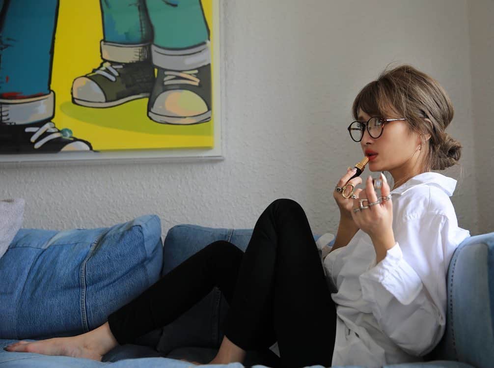 のインスタグラム：「ㅤㅤㅤㅤㅤㅤㅤㅤ ㅤㅤㅤㅤㅤㅤㅤㅤ オーバーサイズの白シャツと 黒のスキニー♡♥ ㅤㅤㅤㅤㅤㅤㅤㅤ アクセサリーがたっぷりな分 服はどシンプルに☺︎❤︎ ㅤㅤㅤㅤㅤㅤㅤㅤ ripは　@nanapanda517  なーたんからプレゼントで貰った CHANELのやつ💄❤️🌈 ㅤㅤㅤㅤㅤㅤㅤㅤ うふふん💋💕 ㅤㅤㅤㅤㅤㅤㅤㅤ ㅤㅤㅤㅤㅤㅤㅤㅤ #一眼レフ#今日のコーデ#シンプルコーデ#ファッション#大人カジュアル#ポートレート#portrait#simple#ootd#fashiongram#fashion#モデル#きれいめカジュアル#model#me#love#like#スナップミー#おしゃれさんと繋がりたい#instagood#r_fashion#ラクジョ#白シャツ#白シャツコーデ#モノトーン#モノトーンコーデ #プチプラ#プチプラコーデ  #ロンハーマン#Ronherman」