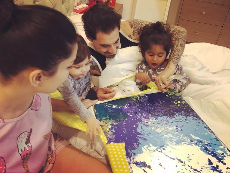 サニー・レオーネさんのインスタグラム写真 - (サニー・レオーネInstagram)「Our very large familia!!! Children made a painting for @dirrty99 birthday! thankful to have such great children and friends!! Blessed!  Outfit: @madebycuin」10月20日 18時58分 - sunnyleone