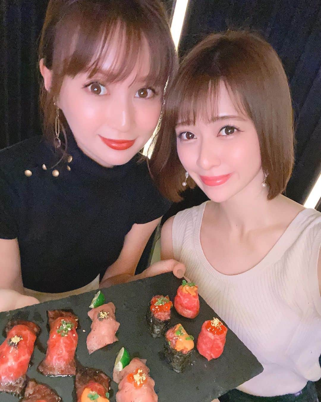 新部宏美さんのインスタグラム写真 - (新部宏美Instagram)「生肉が食べたい❣️って気分だったので#新宿BULLS へ彩ちゃんと行ってきたよ😍❤️❤️ ここは美味しい肉寿司と生肉が食べれるから大好きなお店😘 * 席が広くて仕切られてるから全席個室感があってガールズトークも弾んでしまった☺️🎶 今日は1日お仕事がんばったし、ちょっとしたご褒美ディナーってことでたくさん食べた😋🥩🥩🥩 しかも赤身はヘルシーなのでダイエット中の人は積極的に食べた方がいいんだよ💪 * 雰囲気が良いからデートとかにもオススメです💑💕肉ケーキとかも予約すればつくってくれるみたいなので、今度お誕生日会にも使いたいなあと思いました🥳❤️ * * * #新宿焼肉#新宿ディナー #東京焼肉#東京グルメ#焼肉bulls#麻布十番焼肉bulls#焼肉#肉食系女子#赤身肉ダイエット#肉寿司#sushi#nikusushi」10月20日 19時10分 - piromin_1202