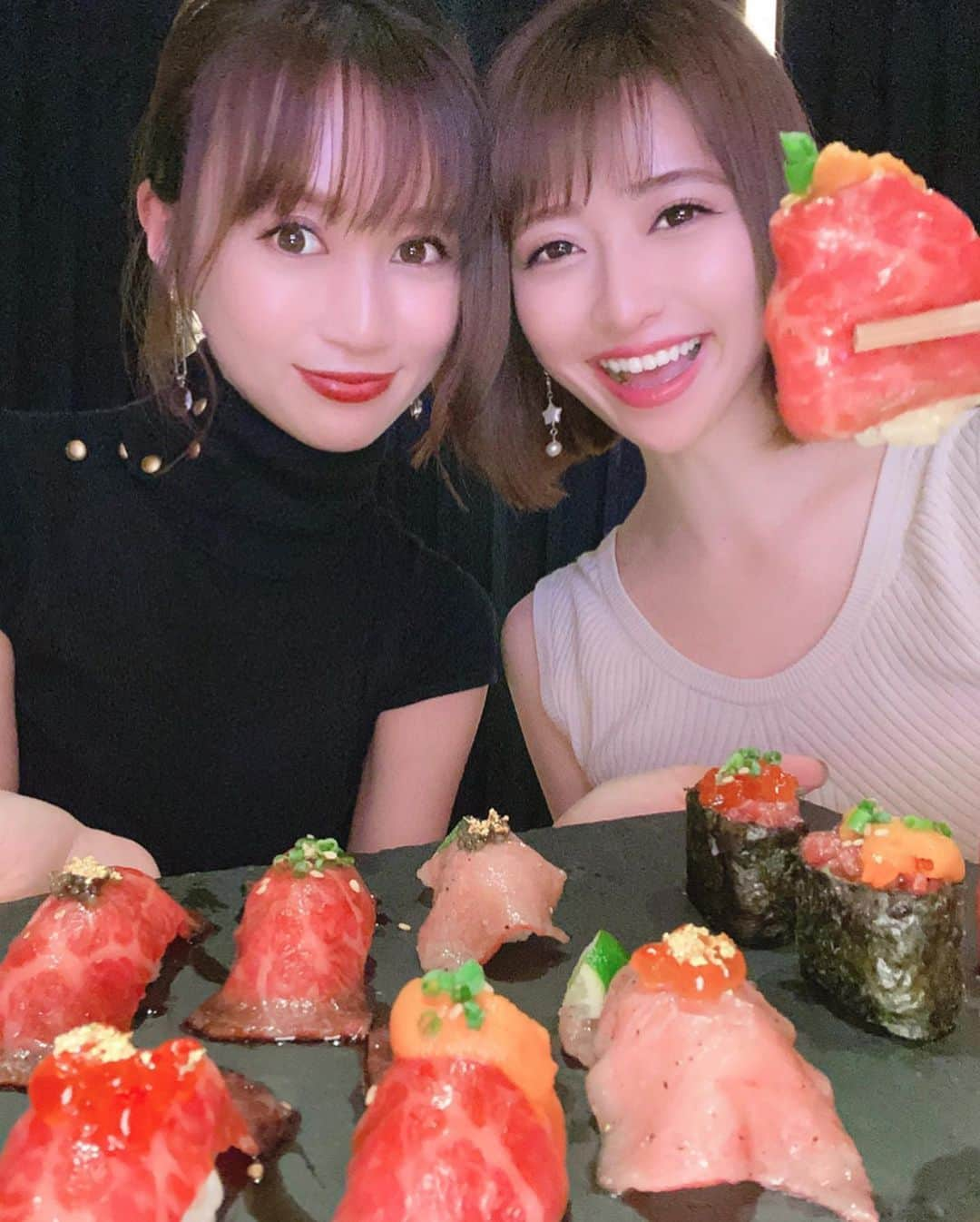 新部宏美さんのインスタグラム写真 - (新部宏美Instagram)「生肉が食べたい❣️って気分だったので#新宿BULLS へ彩ちゃんと行ってきたよ😍❤️❤️ ここは美味しい肉寿司と生肉が食べれるから大好きなお店😘 * 席が広くて仕切られてるから全席個室感があってガールズトークも弾んでしまった☺️🎶 今日は1日お仕事がんばったし、ちょっとしたご褒美ディナーってことでたくさん食べた😋🥩🥩🥩 しかも赤身はヘルシーなのでダイエット中の人は積極的に食べた方がいいんだよ💪 * 雰囲気が良いからデートとかにもオススメです💑💕肉ケーキとかも予約すればつくってくれるみたいなので、今度お誕生日会にも使いたいなあと思いました🥳❤️ * * * #新宿焼肉#新宿ディナー #東京焼肉#東京グルメ#焼肉bulls#麻布十番焼肉bulls#焼肉#肉食系女子#赤身肉ダイエット#肉寿司#sushi#nikusushi」10月20日 19時10分 - piromin_1202