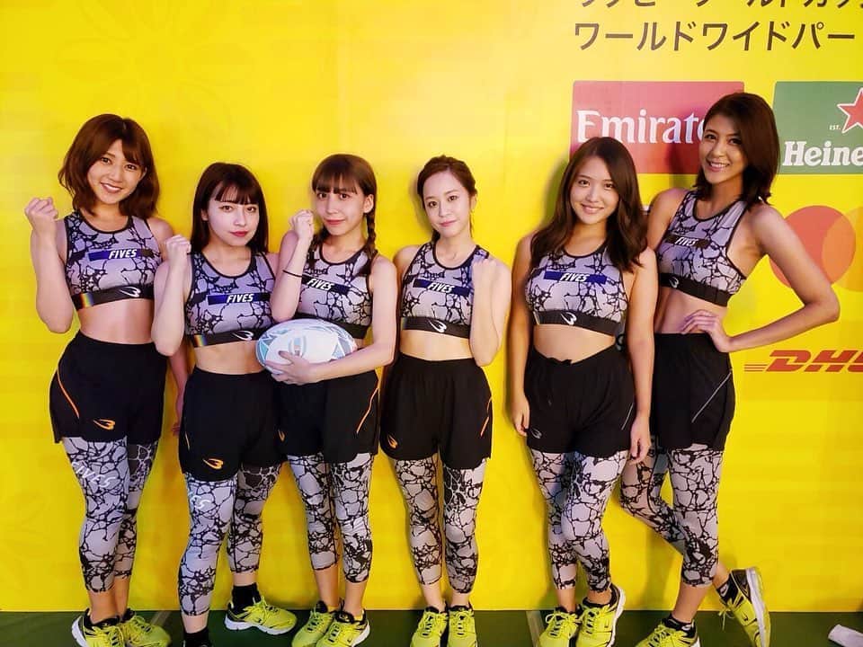 源崎トモエのインスタグラム：「ラグビーワールドカップ2019 いよいよ今日は準々決勝の日❗️ 南アフリカ戦ドキドキですね🥺  そんな中私達もラグビーを盛り上げるべく FIVES タグラグビーのイベントをしにトライガールズで スカイホール豊田のファンゾーンにお邪魔させていただきました😌  今回はプラチナムさん、ツインプラネットさんも一緒に3チームで参加させてもらったんですけど いつも一緒に練習してるので 試合展開も早く白熱するいい試合が出来てとっても楽しかったです☺️ 11/2も同じ場所で同じメンバーで参加させていただきますので、皆さん是非遊びに来てくださいー❣️ . #ラグビーワールドカップ2019  #タグラグビー #fivesタグラグビー #fives #トライガールズ  #トライガールズチームエイジア #bodymaker」