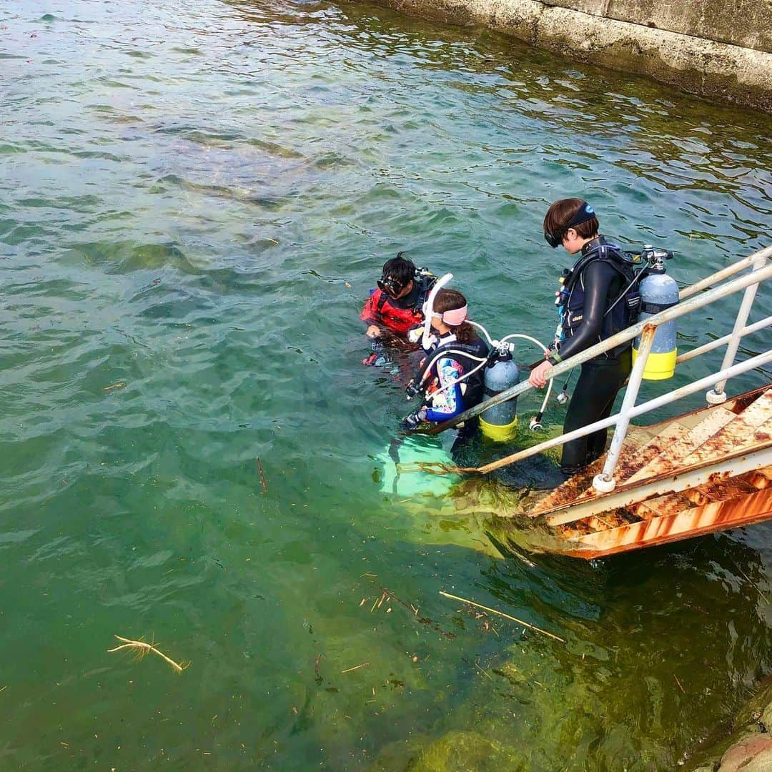 福島和可菜さんのインスタグラム写真 - (福島和可菜Instagram)「海のゴミ拾ったぁー🌊 こんなにたくさん…‼️‼️‼️‼️‼️ 本日は、ダイバー和可菜として、Blue＆snowさん主催の、海底清掃に参加させていただきました ✨🗑✨ K-1チャンピオン キックボクサー 山崎秀晃さん 林健太さん ダイビング部の学生の皆様 ダイビング・海を愛する皆様  総勢100名を超える皆様と共に水中クリーンアップ✋  台風の影響もあり、海の中はビックリするほど荒れており、ゴミもいっぱい🥺  私も、マリンスポーツに深く関わっているので、 色々思う事がたくさんありました😭 海の中には釣り道具もたくさん落ちてた… 岩に引っ掛かったギャフや、古くなったリール、仕掛け…回収して来ました😢  やっぱり綺麗な海が1番です✨🌊✨ 自然に流れてしまった物は仕方がないけれど、 ゴミを海に捨ててはもちろんいけないし、汚してもいけないし、常に感謝し、意識をし、しっかりとルールを守る事が大事ですよね☀️ プラスチックゴミの問題もありますし、1人1人がしっかりと認識を持って行動する大切さ、改めて実感しました🌈  せっかくダイビングの免許も持っているので、 またこう言ったイベントに参加しようと思います 👍 自分に出来る事を全力で、最大限にやっていきたいと思う🍀 今回の模様は、  12月10日発売 ダイビング雑誌 DIVER  にも掲載される予定です📕 皆様に少しでも知っていただけます様に🙏🏻 この様なキッカケにをいただけた事に心から感謝です‼️‼️‼️‼️‼️ありがとうございました😊  #キレイが1番 #美しい #海 #marin #sports #sea #ocean #diver #diving #ダイバー #ダイビング #ブルーアンドスノー さん #キックボクサー #k1 #Champion #山崎秀晃 さん #林健太 さん #海底清掃 #🌊 #🗑 #🚯 #✨ #🐟 #😊」10月20日 19時04分 - fukushimawakana