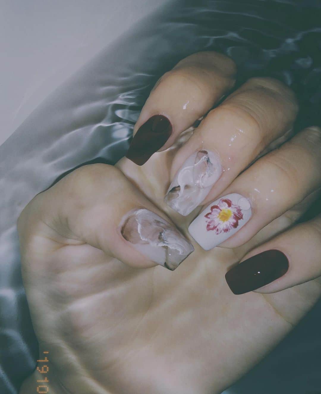 honoka のインスタグラム：「New Nail この写真やと黒に見えるけどボルドー♡  #chipieeenail  #蓮の花」