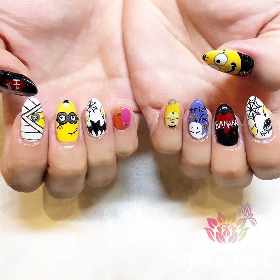 free nail フリーネイルのインスタグラム：「. ハロウィンネイル💅🏻🎃👻✨ . Trick or treat🍭🍬🍫✨ . ご来店ありがとうございました🙇🏻‍♀️🙇🏻‍♀️🙇🏻‍♀️💗 . #ネイルアート #ジェルネイル #ネイルサロン #大阪ネイルサロン #ネイルデザイン #ネイルチェンジ #ハロウィンネイル #キャラクターネイル #ミニオンネイル #ブラックネイル #イエローネイル #カラフルネイル #デザインネイル #トレンドネイル #こだわりネイル #秋ネイル #autumnnails #nailsart #nailsdid #美甲 #日式美甲 #日式美甲胶 #日本美甲师 #日本美甲老师 #美甲上课 #日本胶 #フリーネイル #freenail」