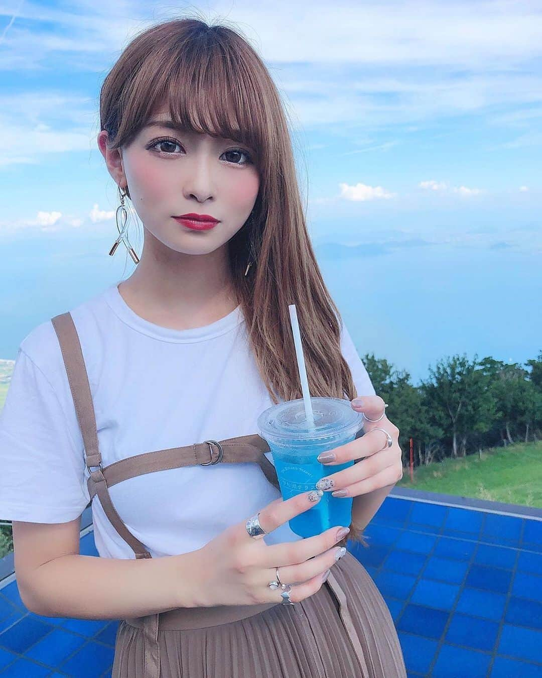 美女美容事情さんのインスタグラム写真 - (美女美容事情Instagram)「《ネット売り切れだった〇〇を店舗まで👜💕》⠀ *⠀ リポストを使って、素敵な写真📷✨を投稿されてる方を紹介させて頂く⠀⠀⠀⠀ 【💄美女美容事情💅】のコーナーです✨⠀ *⠀⠀⠀⠀⠀⠀⠀ いいねやコメント、フォローして応援してね❤︎🥰🎶⁣⠀ *⠀⠀⠀⠀⠀⠀⠀ 今回ご紹介させて頂きますのは❤︎⠀ りなてぃーさん< @rinatea_25 >の素敵なお写真📸⠀ *⠀ 気になっていたお洋服が、ネットで売り切れだったそうで店舗まで買いに行ったそうです♬本当にお洒落でとても参考になります💕⠀ *⠀⠀ りなてぃーさんのアカウントには他にも素晴らしい投稿が沢山ありますので是非覗いてみてくださいね💁‍♀️💙⠀ *⠀⠀ りなてぃーさん< @rinatea_25 >⠀ 素敵な投稿ありがとうございました☺️📸✨⠀⠀⠀⠀⠀⠀⠀⠀ △▼△▼△▼△▼△▼△▼△▼△▼△▼⠀⠀⠀⠀⠀⠀⠀⠀⠀⠀⠀⠀⠀⠀⠀⠀⠀⠀⠀⠀⠀⠀⠀⠀⠀⠀⠀⠀⠀⠀⠀⠀⠀ ❤🧡💛「美女美容事情」💚💙💜⠀⠀⠀⠀⠀⠀⠀⠀⠀⠀⠀⠀⠀⠀⠀ 👇掲載ご希望の方は👇⠀⠀⠀⠀⠀⠀⠀⠀⠀⠀⠀⠀⠀⠀⠀⠀ @b_b_j.jタグ付けと🖤 # ビジョビ⠀🖤⠀⠀⠀⠀⠀⠀⠀⠀⠀⠀⠀⠀⠀⠀⠀ をタグ付けお願いします✨⠀⠀⠀⠀⠀⠀⠀⠀⠀⠀⠀⠀⠀⠀⠀⠀ ――――――――――――――――⠀⠀⠀⠀⠀⠀⠀⠀⠀⠀⠀⠀⠀⠀⠀⠀⠀⠀⠀⠀⠀⠀⠀ ～姉妹アカウントのご紹介～⠀⠀⠀⠀⠀⠀⠀⠀⠀⠀⠀⠀⠀⠀⠀⠀⠀⠀⠀⠀⠀⠀⠀⠀⠀⠀⠀ ◇美容情報を紹介している«美女美容事情～Beauty～»⠀⠀⠀⠀⠀⠀⠀⠀⠀⠀⠀⠀⠀⠀⠀⠀⠀⠀⠀⠀⠀⠀⠀⠀⠀⠀ ( @b_b_j.j_b )⠀⠀⠀⠀⠀⠀⠀⠀⠀⠀⠀⠀⠀⠀⠀⠀⠀⠀⠀⠀⠀⠀⠀⠀⠀⠀⠀ ◇美しい旅スポット紹介をしている«美 spot»⠀⠀⠀⠀⠀⠀⠀⠀⠀⠀⠀⠀⠀⠀⠀⠀⠀⠀⠀⠀⠀⠀⠀⠀⠀ ( @b__spo )⠀⠀ ⠀⠀⠀⠀⠀⠀⠀⠀⠀⠀⠀⠀⠀⠀⠀⠀⠀⠀⠀⠀⠀ よかったらこちらも覗いてみてね✨⠀ ――――――――――――――――⠀⠀⠀ #琵琶湖バレイ ⠀ #琵琶湖テラス ⠀ #琵琶湖 #biwako ⠀ #プール #美白 ⠀⠀ #ナイトプール #笑顔 ⠀ #Tシャツ #笑顔が可愛い ⠀⠀⠀⠀⠀⠀⠀⠀⠀⠀ #女子旅行 #モデル ⠀⠀⠀⠀⠀⠀⠀⠀⠀⠀⠀ #カメラ女子部 #smile ⠀⠀ #バカンス #リゾート⠀⠀⠀⠀⠀⠀⠀⠀⠀⠀⠀ #Tシャツコーデ ⠀⠀⠀⠀⠀⠀⠀⠀⠀⠀⠀ #美活 #綺麗 ⠀⠀ #くびれ #美肌⠀⠀⠀⠀⠀⠀⠀⠀⠀⠀⠀ #美 #カメラ女子部 ⠀⠀⠀⠀⠀⠀⠀ #大人可愛い #大人女子 ⠀⠀⠀⠀⠀⠀⠀⠀⠀⠀⠀ #女子力 #女子力up ⠀⠀⠀⠀⠀⠀⠀⠀⠀⠀⠀ #goodtime #スマイル⠀」10月20日 19時13分 - b_b_j.j