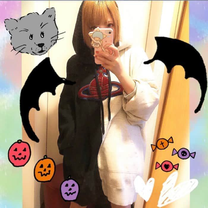 咲本弥生のインスタグラム：「今期のお気に入りパーカー🎃 むっちゃ久々にお洋服買った😂 + + #ヴィヴィアンウエストウッド  #viviennewestwood #fashion #ショートヘア #shorthair #ショートヘアー女子 #devil」