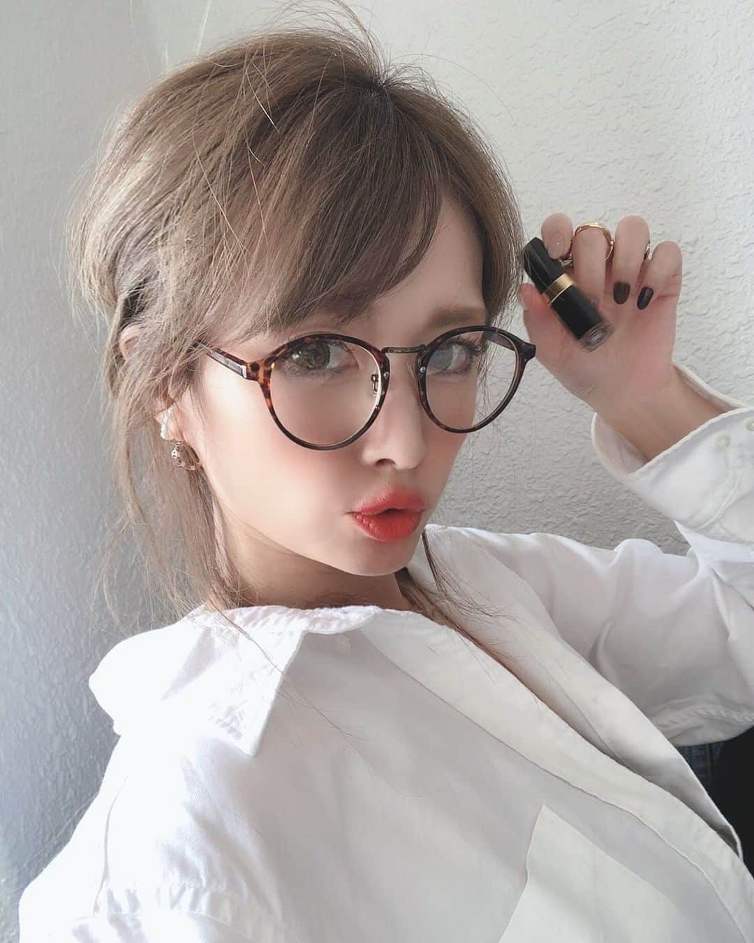 のインスタグラム：「ㅤㅤㅤㅤㅤㅤㅤㅤ ㅤㅤㅤㅤㅤㅤㅤㅤ 連投かたじけない🥺😂 ㅤㅤㅤㅤㅤㅤㅤㅤ この前お風呂で久しぶりに スクラブでゴシゴシしてたら どんだけやったらいいのかわかんなくて ㅤㅤㅤㅤㅤㅤㅤㅤ #次の日擦過傷　←😂😂😂 ㅤㅤㅤㅤㅤㅤㅤㅤ ヒリヒリして痛かったけど それも割と嫌いじゃない😇 ㅤㅤㅤㅤㅤㅤㅤㅤ #どMのどエミ　久々w ㅤㅤㅤㅤㅤㅤㅤㅤ このリップほんとにえぇ色❤️ しかも潤う💋 カッサカサで皮剥けてる私のクチビルが うるうるになった🥺❤️😂 ㅤㅤㅤㅤㅤㅤㅤㅤ ㅤㅤㅤㅤㅤㅤㅤㅤ CHANEL ROUGE COCO FLASH 90 JOUR 💄  #白シャツ #白シャツコーデ#ポートレート#portrait#simple#ootd#fashiongram#fashion#サロンモデル#モデル#きれいめカジュアル#model#me#love#like#スナップミー#おしゃれさんと繋がりたい#instagood#だてめがね #CHANEL#rip#💄 #プチプラ#プチプラコーデ」