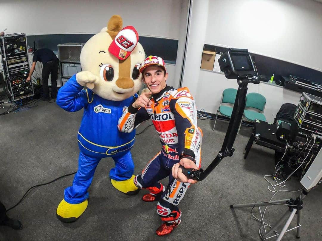 MotoGPさんのインスタグラム写真 - (MotoGPInstagram)「Go behind the scenes as @marcmarquez93 celebrates his #JapaneseGP 🇯🇵 victory with @twinring_motegi's mascot 🤩 // 📸 @gopro #GoPro #MM93 #MotoGP #Motorcycle #Racing #Motorsport #Winner」10月20日 19時17分 - motogp