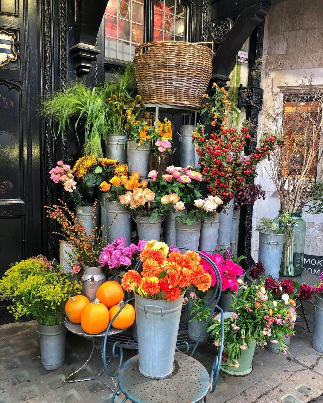 Seyda♥ Travel & Natureのインスタグラム：「Good vibes in #london ❤️🧡🌸🥰🍀 #seydauk」
