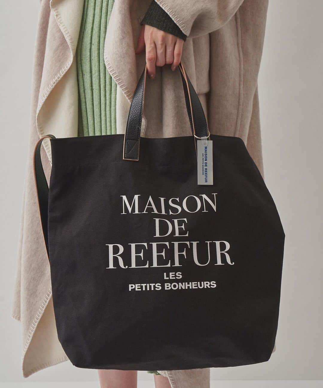 MAISON DE REEFURのインスタグラム：「. ◼️Rubber Key Holder / @maisondereefur . MADE IN USAの欧米で人気のあるQuikey（クイキ―）社製のキータグ。 ラバー素材なので触り心地が柔らかく、割れたり傷がつきにくいところが特徴です。 . 配色のブランドロゴもデザインのポイント。自分用はもちろん、気軽なおみやげにもおすすめです。 . ［ 展開店舗 ］ ルミネエスト新宿店・博多店・台湾POP-UP店・OFFICIAL WEB SHOP・OFFICIAL GLOBAL SHOP・ZOZOTOWN店 . #maisondereefur #kiosque #bag #keyholder #gift #メゾンドリーファー #キオスク #キーホルダー #ギフト」