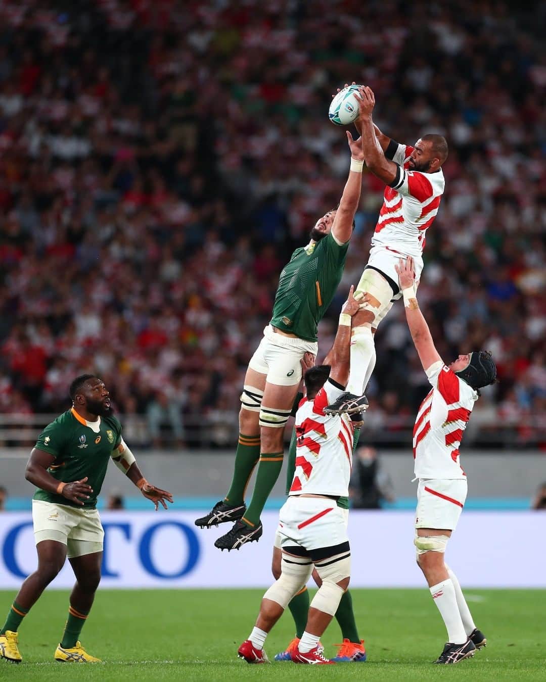 のインスタグラム：「Japan vs South Africa🏉  Photo by Clive Rose - World Rugby/World Rugby via Getty Images  #RWC2019﻿ #JPNvRSA #rugbyworldcup﻿ #ラグビー日本代表﻿ #ラグビーワールドカップ﻿ #gqsports﻿ #gqjapan」