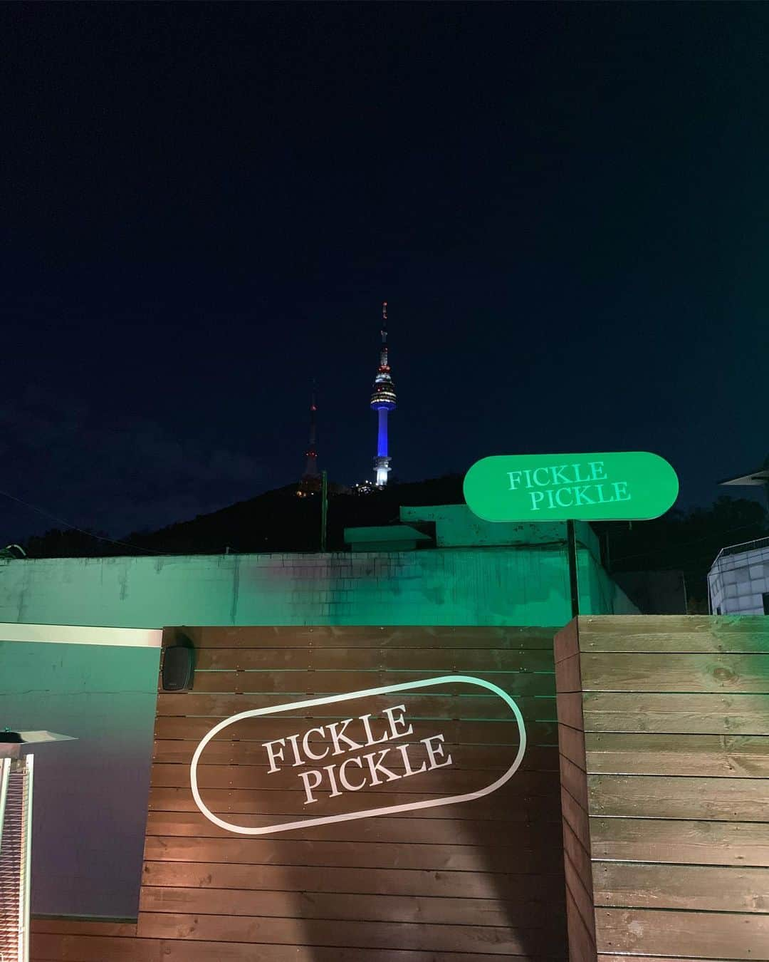 カン・ギュンソンさんのインスタグラム写真 - (カン・ギュンソンInstagram)「⠀ 새로운 아지트의 탄생! Fickle Pickle~💚 ⠀ #피클피클은결정장애란뜻이에요 #옷은 #디앤티도트 #너무이뻥」10月20日 19時29分 - noel_kyunsung