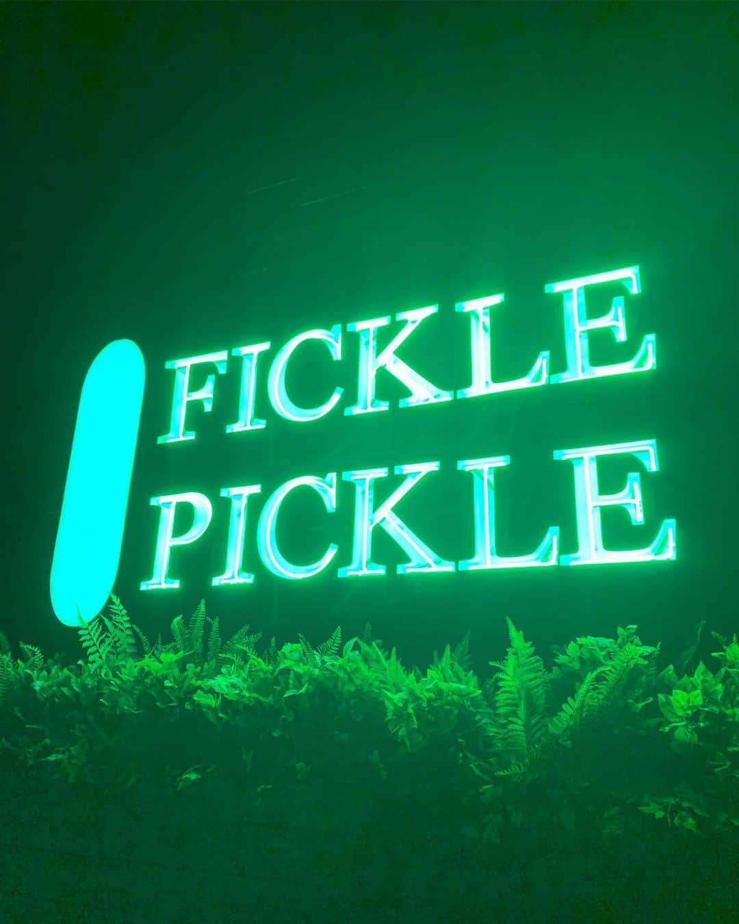 カン・ギュンソンさんのインスタグラム写真 - (カン・ギュンソンInstagram)「⠀ 새로운 아지트의 탄생! Fickle Pickle~💚 ⠀ #피클피클은결정장애란뜻이에요 #옷은 #디앤티도트 #너무이뻥」10月20日 19時29分 - noel_kyunsung