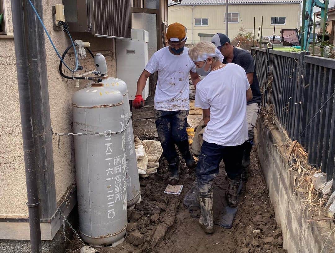 武尊さんのインスタグラム写真 - (武尊Instagram)「今日は被災地ボランティアへ 丸一日作業したけどまだまだ足りなかった。。 思ってたより被害が酷くて 家の中もめちゃくちゃで 泥や下水の水で臭いも大変だった。 まだまだボランティアも必要みたいです。 一日も早く復興しますように。 #栃木県佐野市 #被災地復興」10月20日 19時29分 - k1takeru