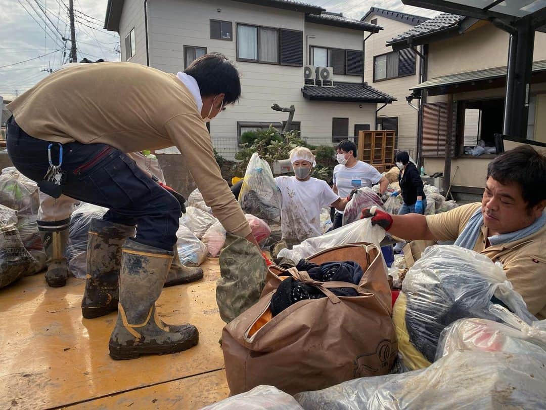 武尊さんのインスタグラム写真 - (武尊Instagram)「今日は被災地ボランティアへ 丸一日作業したけどまだまだ足りなかった。。 思ってたより被害が酷くて 家の中もめちゃくちゃで 泥や下水の水で臭いも大変だった。 まだまだボランティアも必要みたいです。 一日も早く復興しますように。 #栃木県佐野市 #被災地復興」10月20日 19時29分 - k1takeru