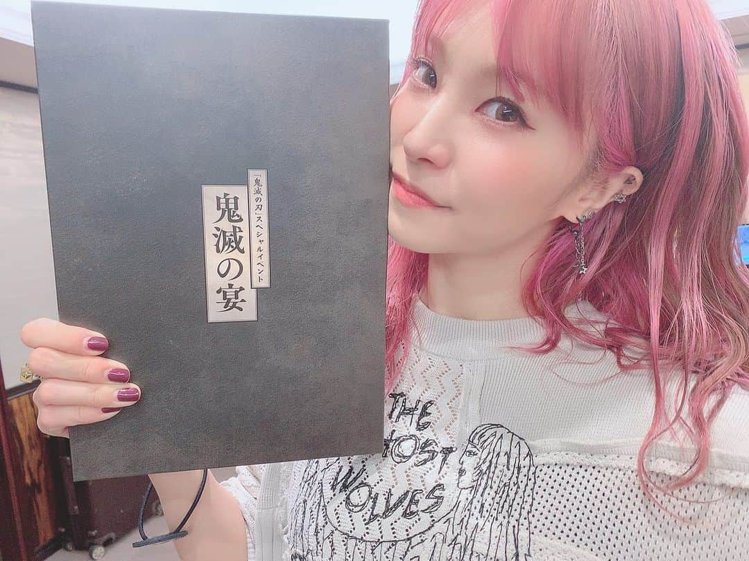 LiSAさんのインスタグラム写真 - (LiSAInstagram)「「#鬼滅の刃」スペシャルイベント〜鬼滅の宴〜、にて、主題歌「#紅蓮華」をサプライズで歌わせていただきました。リアルタイムで物語を堪能させていただいた後の紅蓮華は、想いが溢れすぎて泣きそうになった。突然の登場に温かく迎えていただいた会場の皆様。ありがとうございました。 #鬼滅の宴 #中川奈美 様　#竈門炭治郎のうた 　#日野聡　様　#煉獄杏寿郎　#櫻井孝宏　様　#富岡義勇　#鬼頭明里　様　#竈門禰󠄀豆子　#花江夏樹　様　#竈門炭治郎 #下野紘 様　#我妻善逸　#松岡禎丞 様　#嘴平伊之助　#LiSA #紅蓮華」10月20日 19時34分 - xlisa_olivex