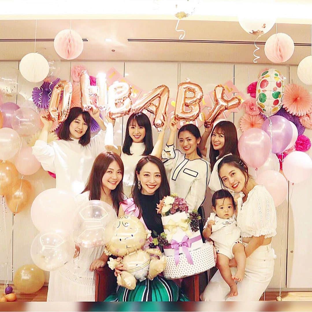 のインスタグラム：「🎀Baby shower👶🏻🎀 . 大好きなみんなが、サプライズで人生初めてのベビーシャワーをしてくれました😍 . ピンク色で統一された、とーっても華やかな装飾とおむつケーキに、テーブルに並んだ美味しそうなお料理たち…🎈🍽🍾 . そうなんです♡ お腹の赤ちゃんは、女の子です👶🏻🎀 . 200%騙された、完全サプライズだったから、最初状況を理解するのに時間がかかった🤣 みんな、本当すごいよ👏🏻w . . お誕生日のお祝いも嬉しいけど、ベビーシャワーしてもらえるってこんな嬉しい気持ちになるんだね🥺 . 本当にありがとう♡ 胸いっぱい‼️‼️ . . . #ベビーシャワー #babyshower #妊娠祝い #妊娠 #妊娠中 #マタニティ #マタニティライフ #マタニティ生活 #babygirl #妊娠9ヶ月」