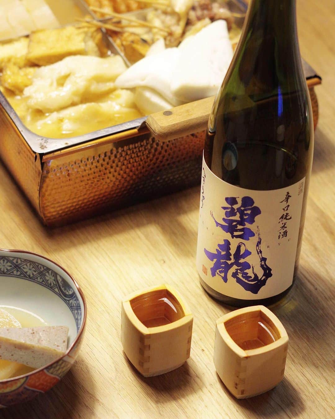 のインスタグラム：「* 朝晩に少し寒さを感じる秋本番。 * これからの寒〜い時期に 食べたくなるのが、おでん🍢 * 出汁の染み込んだ大根はじめ、 たまごや練り物、牛すじ、 はんぺんやちくわぶなんかも。 もうたまりません😭👍 * そしておでんには熱燗🍶 身も心もほっこり あたたまりますね〜☺️ * ちなみに今回おでんに合うお酒は リカマン 店舗スタッフに選んでもらいました！ 皆さんも、この料理にはどんなお酒が 合うかな〜？と迷われたら、 気軽にスタッフにお尋ねくださいね♪ * #日本酒 #おでん #熱燗  #リカーマウンテン #リカマン #飲酒タグラム #お酒好きな人と繋がりたい #家飲み #家呑み #晩酌 #nihonshu #instafood #foodiegram #eeeeeats #japanesefood」