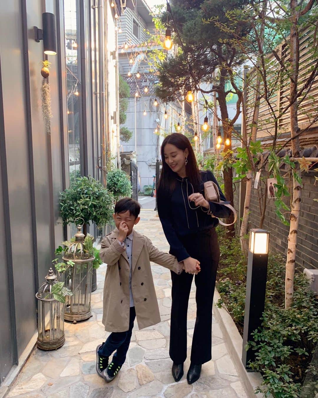 ジュヨン さんのインスタグラム写真 - (ジュヨン Instagram)「요즘 자주본다?  내 아들인줄 알겠네🙂  잘생긴 우리 시현이랑 같이 결혼식 갔다 왔어요 ❣️」10月20日 19時45分 - jupppal