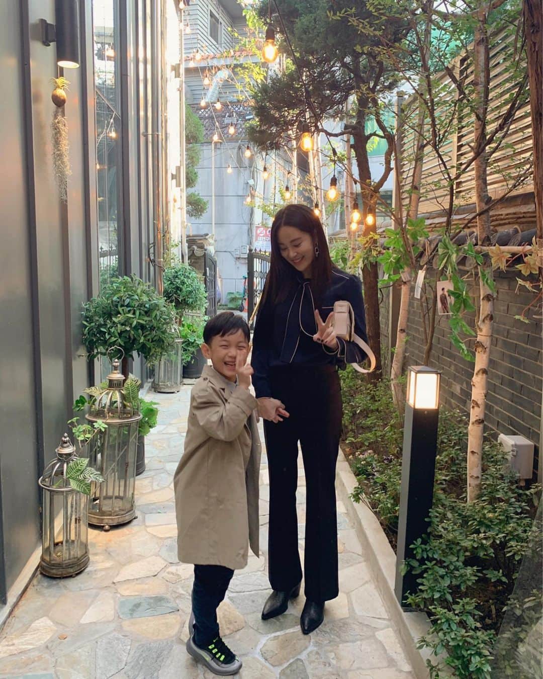 ジュヨン さんのインスタグラム写真 - (ジュヨン Instagram)「요즘 자주본다?  내 아들인줄 알겠네🙂  잘생긴 우리 시현이랑 같이 결혼식 갔다 왔어요 ❣️」10月20日 19時45分 - jupppal