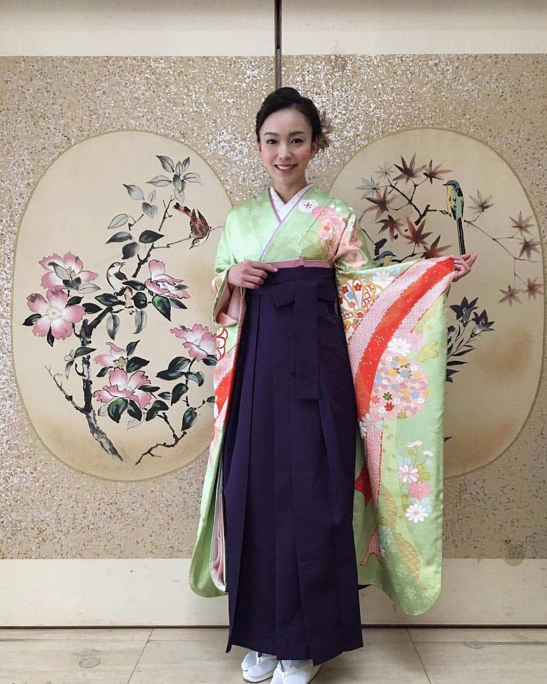 杜このみのインスタグラム：「今日のお着物は、 きぬたやさんのお振袖。 職人さんの腕が光る、美しくて凛としたデザインばかりセレクトされているので、袖を通す度に、スッと背筋が伸びます。 楽屋として使わせて頂いたお部屋の壁が とても素敵だったので、記念に♪ ＃着物 ＃振袖 #きぬたや」